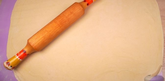 Фото приготовления рецепта: Турецкие слоёно-дрожжевые булочки с сыром и петрушкой (катмер-поачи) - шаг №17