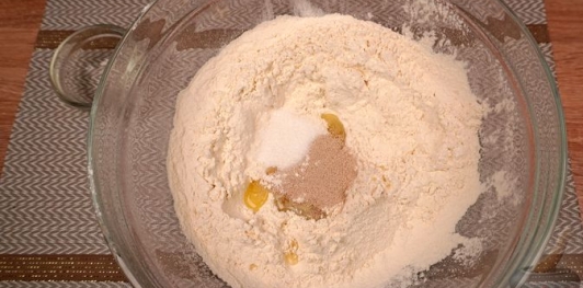 Фото приготовления рецепта: Турецкие слоёно-дрожжевые булочки с сыром и петрушкой (катмер-поачи) - шаг №4