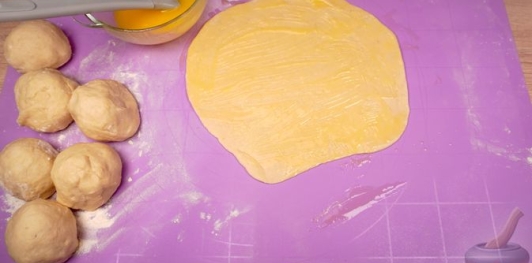 Фото приготовления рецепта: Турецкие слоёно-дрожжевые булочки с сыром и петрушкой (катмер-поачи) - шаг №13