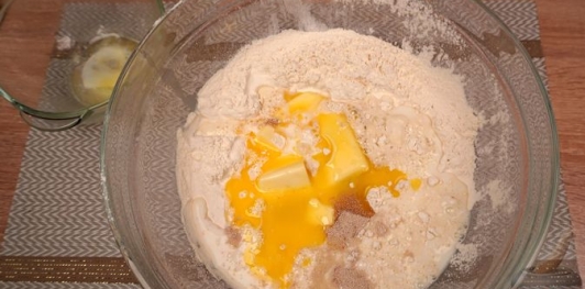 Фото приготовления рецепта: Турецкие слоёно-дрожжевые булочки с сыром и петрушкой (катмер-поачи) - шаг №6