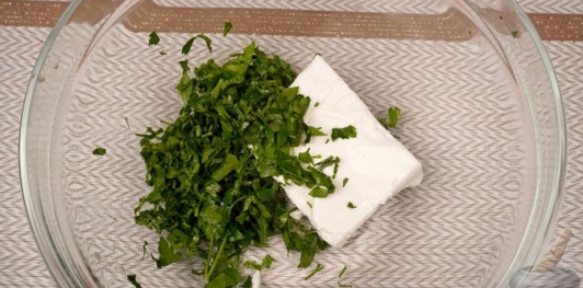 Фото приготовления рецепта: Турецкие слоёно-дрожжевые булочки с сыром и петрушкой (катмер-поачи) - шаг №20