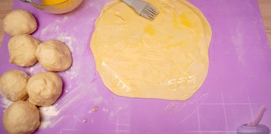 Фото приготовления рецепта: Турецкие слоёно-дрожжевые булочки с сыром и петрушкой (катмер-поачи) - шаг №15