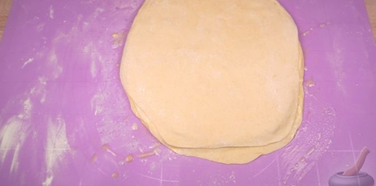 Фото приготовления рецепта: Турецкие слоёно-дрожжевые булочки с сыром и петрушкой (катмер-поачи) - шаг №16