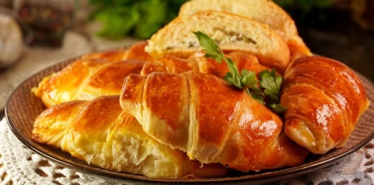 Фото приготовления рецепта: Турецкие слоёно-дрожжевые булочки с сыром и петрушкой (катмер-поачи) - шаг №29