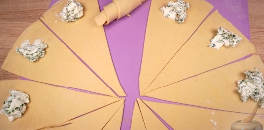 Фото приготовления рецепта: Турецкие слоёно-дрожжевые булочки с сыром и петрушкой (катмер-поачи) - шаг №23