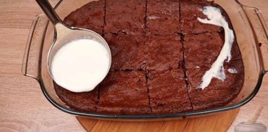 Фото приготовления рецепта: Турецкий «влажный» шоколадный торт - шаг №21