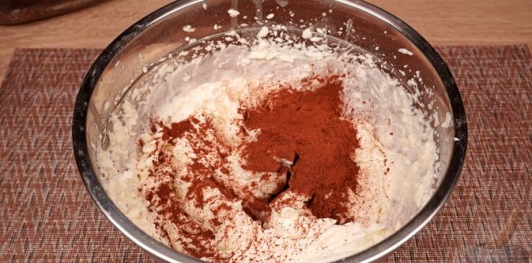 Фото приготовления рецепта: Турецкий «влажный» шоколадный торт - шаг №24