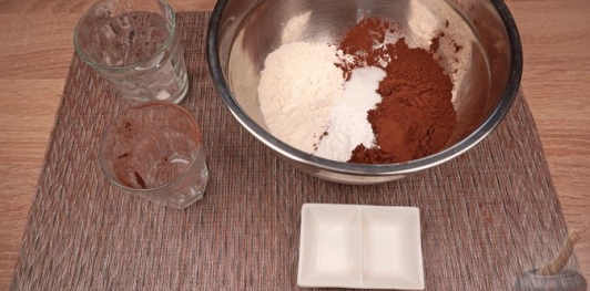 Фото приготовления рецепта: Турецкий «влажный» шоколадный торт - шаг №4