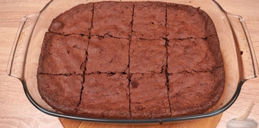 Фото приготовления рецепта: Турецкий «влажный» шоколадный торт - шаг №20