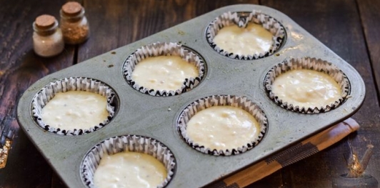 Фото приготовления рецепта: Творожно-сырные маффины с помидорами черри - шаг №10