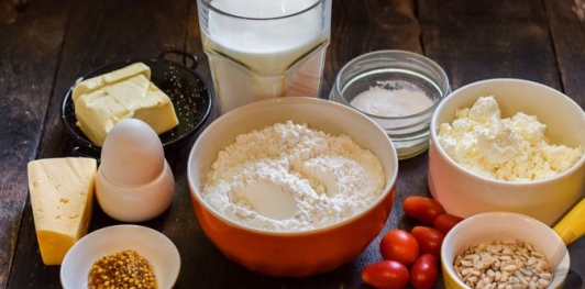 Фото приготовления рецепта: Творожно-сырные маффины с помидорами черри - шаг №1