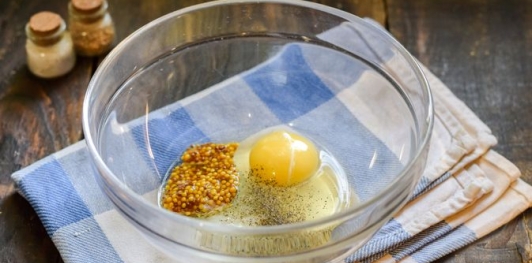 Фото приготовления рецепта: Творожно-сырные маффины с помидорами черри - шаг №2