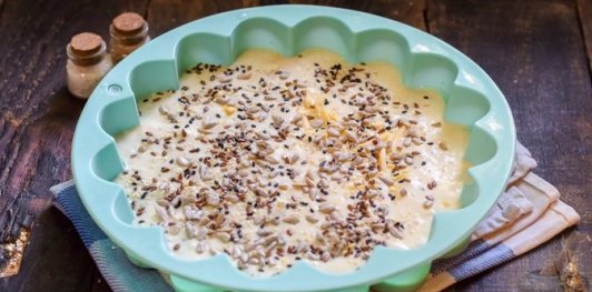 Фото приготовления рецепта: Творожно-сырные маффины с помидорами черри - шаг №13