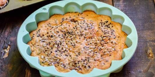 Фото приготовления рецепта: Творожно-сырные маффины с помидорами черри - шаг №15