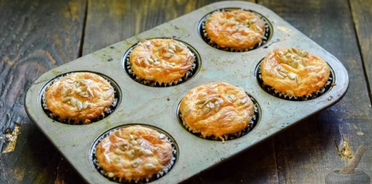 Фото приготовления рецепта: Творожно-сырные маффины с помидорами черри - шаг №14