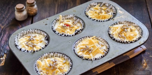 Фото приготовления рецепта: Творожно-сырные маффины с помидорами черри - шаг №12