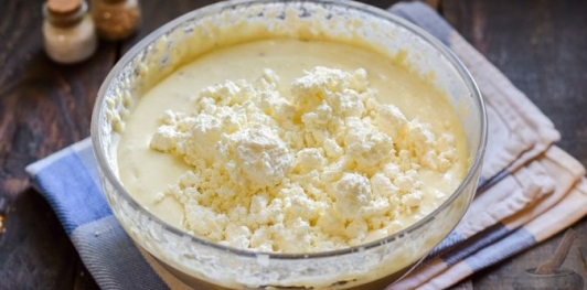 Фото приготовления рецепта: Творожно-сырные маффины с помидорами черри - шаг №7