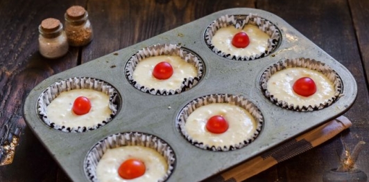 Фото приготовления рецепта: Творожно-сырные маффины с помидорами черри - шаг №11