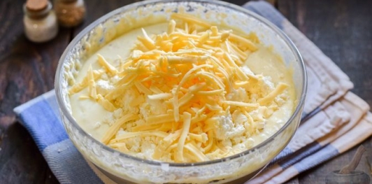 Фото приготовления рецепта: Творожно-сырные маффины с помидорами черри - шаг №8