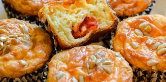 Фото приготовления рецепта: Творожно-сырные маффины с помидорами черри - шаг №16