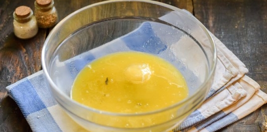 Фото приготовления рецепта: Творожно-сырные маффины с помидорами черри - шаг №3