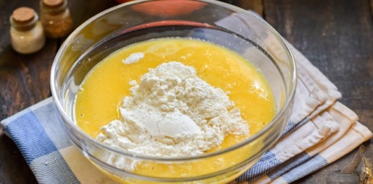 Фото приготовления рецепта: Творожно-сырные маффины с помидорами черри - шаг №5