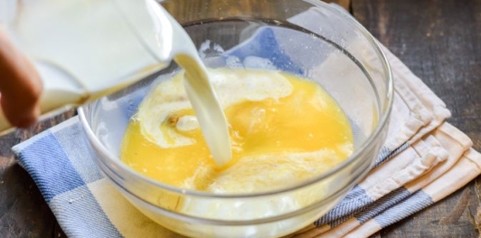 Фото приготовления рецепта: Творожно-сырные маффины с помидорами черри - шаг №4