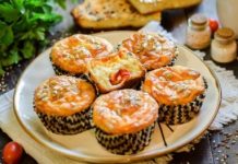 Творожно-сырные маффины с помидорами черри