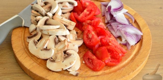 Фото приготовления рецепта: Закрытая пицца с ветчиной и грибами - шаг №10