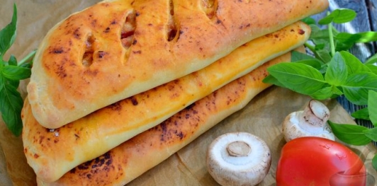 Фото приготовления рецепта: Закрытая пицца с ветчиной и грибами - шаг №21