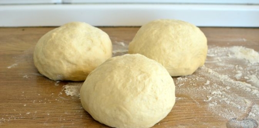 Фото приготовления рецепта: Закрытая пицца с ветчиной и грибами - шаг №13