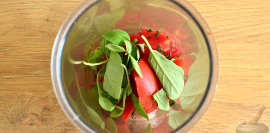 Фото приготовления рецепта: Закрытая пицца с ветчиной и грибами - шаг №7