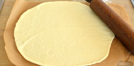 Фото приготовления рецепта: Закрытая пицца с ветчиной и грибами - шаг №14