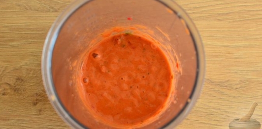 Фото приготовления рецепта: Закрытая пицца с ветчиной и грибами - шаг №8