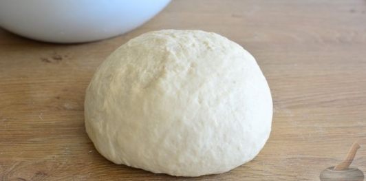 Фото приготовления рецепта: Закрытая пицца с ветчиной и грибами - шаг №5