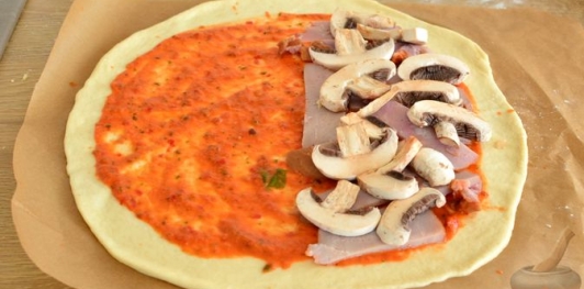 Фото приготовления рецепта: Закрытая пицца с ветчиной и грибами - шаг №15