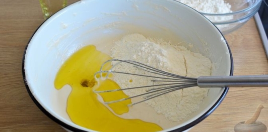 Фото приготовления рецепта: Закрытая пицца с ветчиной и грибами - шаг №3