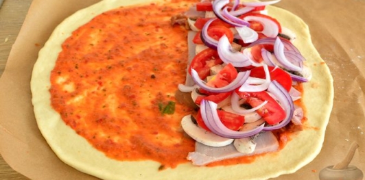 Фото приготовления рецепта: Закрытая пицца с ветчиной и грибами - шаг №16