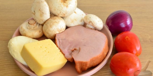 Фото приготовления рецепта: Закрытая пицца с ветчиной и грибами - шаг №9