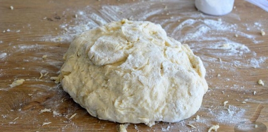 Фото приготовления рецепта: Закрытая пицца с ветчиной и грибами - шаг №4