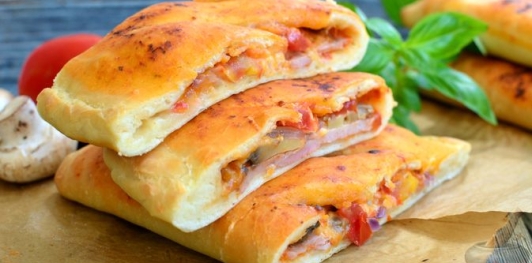 Фото приготовления рецепта: Закрытая пицца с ветчиной и грибами - шаг №23