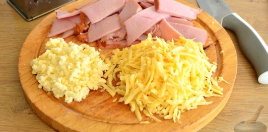 Фото приготовления рецепта: Закрытая пицца с ветчиной и грибами - шаг №11