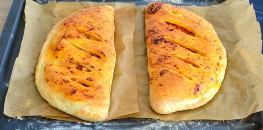 Фото приготовления рецепта: Закрытая пицца с ветчиной и грибами - шаг №20