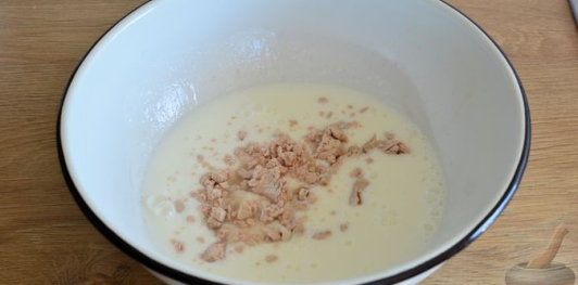 Фото приготовления рецепта: Закрытая пицца с ветчиной и грибами - шаг №2