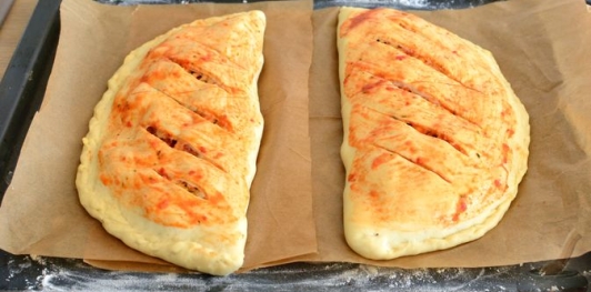 Фото приготовления рецепта: Закрытая пицца с ветчиной и грибами - шаг №19