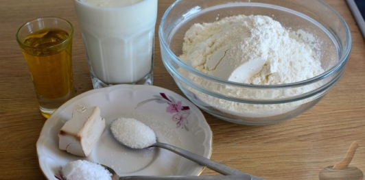 Фото приготовления рецепта: Закрытая пицца с ветчиной и грибами - шаг №1