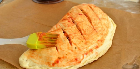 Фото приготовления рецепта: Закрытая пицца с ветчиной и грибами - шаг №18