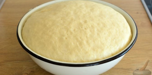 Фото приготовления рецепта: Закрытая пицца с ветчиной и грибами - шаг №12