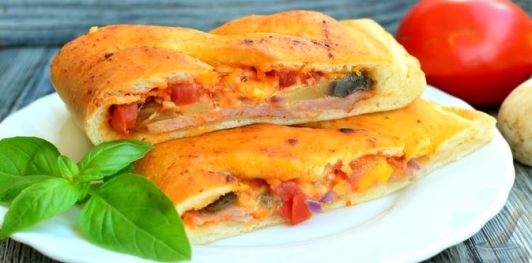 Фото приготовления рецепта: Закрытая пицца с ветчиной и грибами - шаг №22