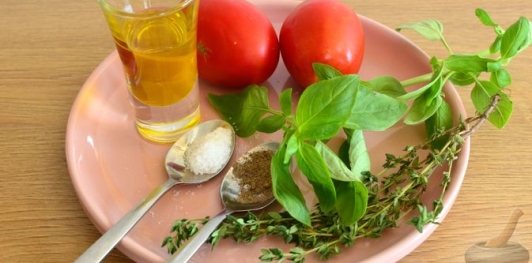 Фото приготовления рецепта: Закрытая пицца с ветчиной и грибами - шаг №6